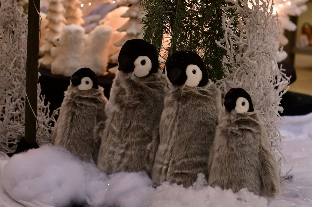 Pinguin Figuren in Weihnachtslandschaft in Dinger’s Weihnachtsbazar