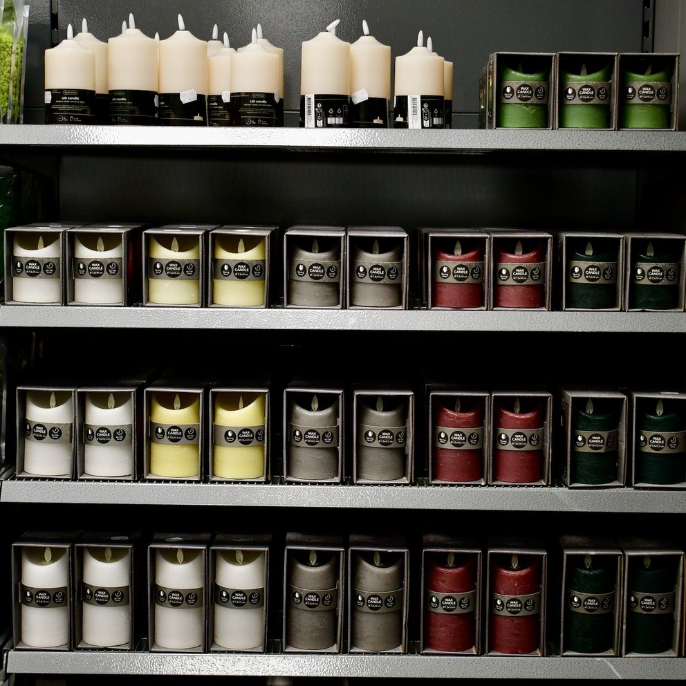 Regal mit verschiedenen LED Kerzen