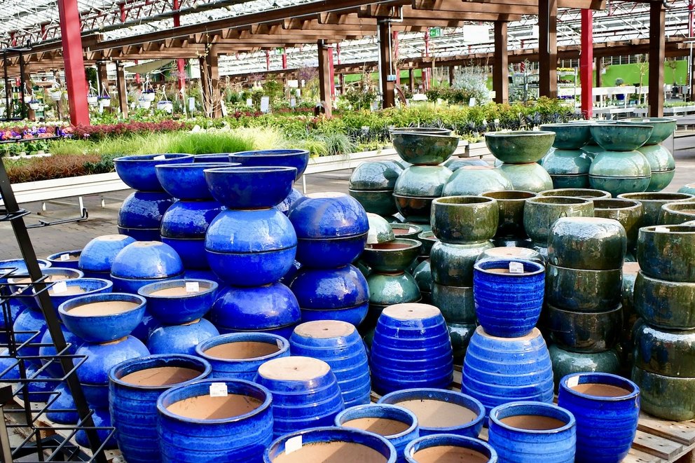 Keramik- und Terakottatöpfe in blau