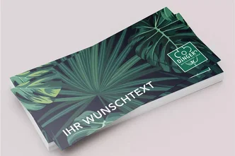 Eine grüne Gutscheinkarte mit Feld für Wunschtext-Eingabe auf grauem Hintergrund