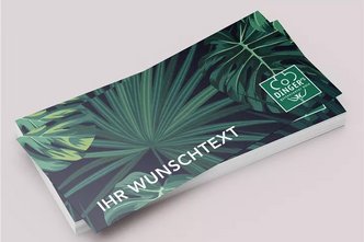 Eine grüne Gutscheinkarte mit Feld für Wunschtext-Eingabe auf grauem Hintergrund