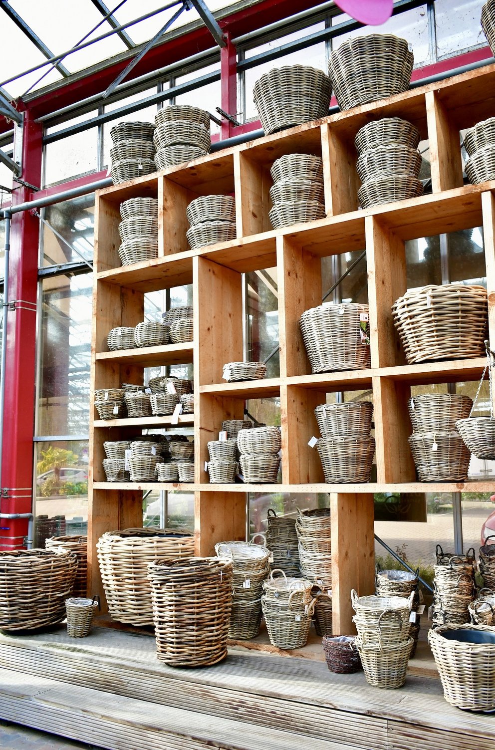 Pflanzkörbe im Regal