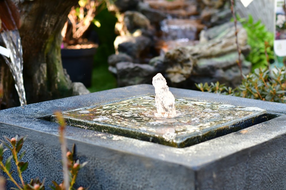 moderner quadratischer Gartenbrunnen mit Springbrunnen in der Mitte inklusive Licht