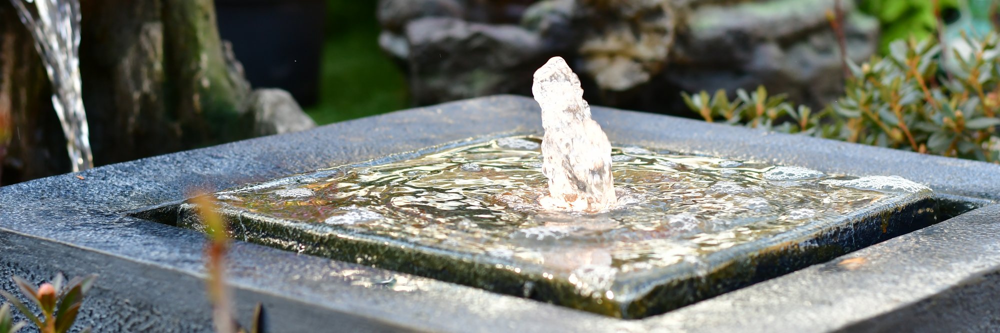 moderner quadratischer Gartenbrunnen mit Springbrunnen in der Mitte inklusive Licht