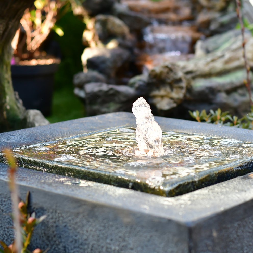 moderner quadratischer Gartenbrunnen mit Springbrunnen in der Mitte inklusive Licht