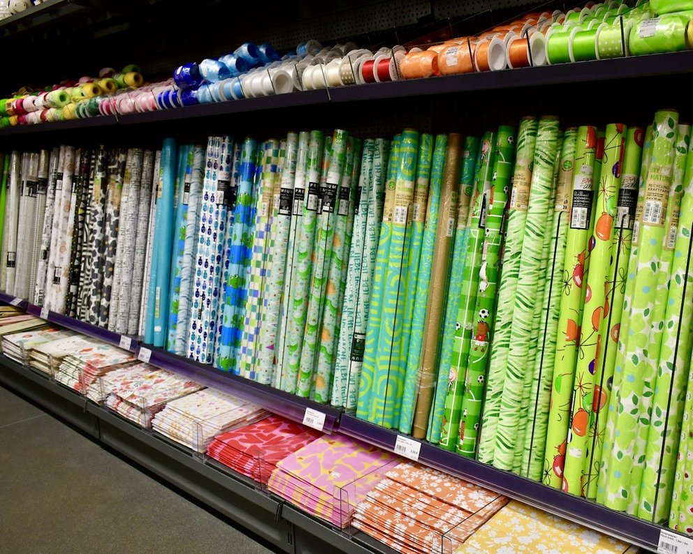 Auswahl an buntem Geschenkpapier und Geschenktüten