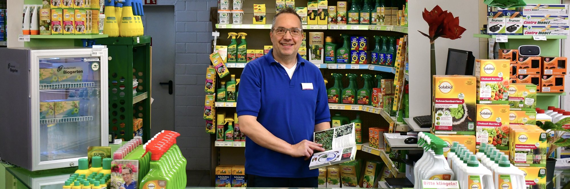 Unser Pflanzendoktor, Thomas Esser, hinter seiner Pflanzenschutztheke.
