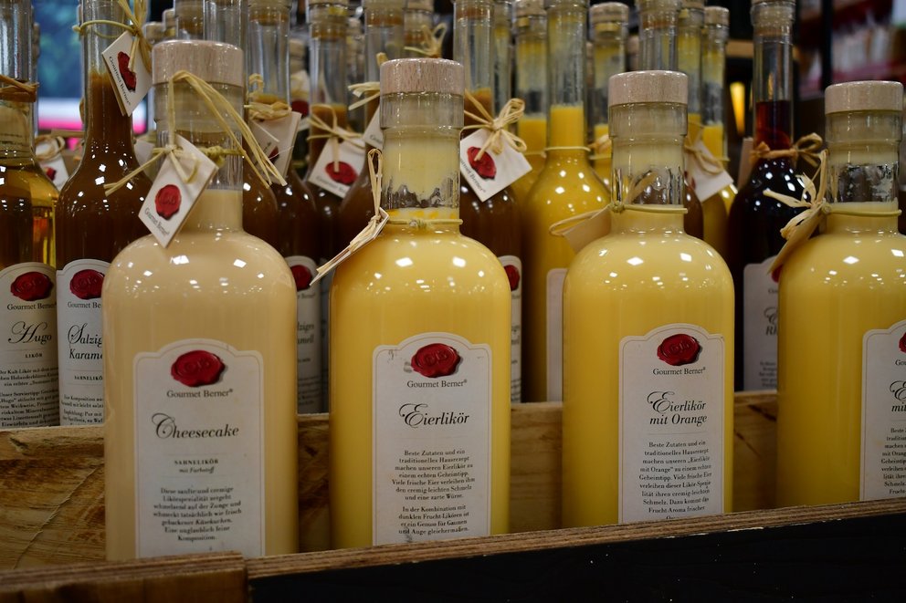 Mehrere Flaschen Eierlikör nebeneinander