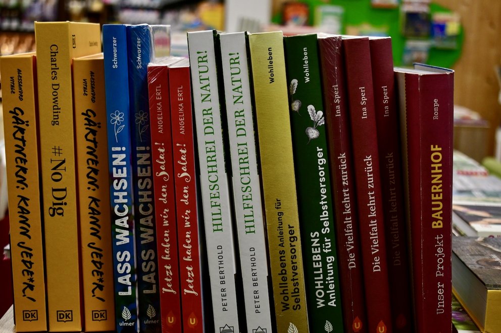 Überblick über die Buchrücken zu verschiedenen Garten-Büchern