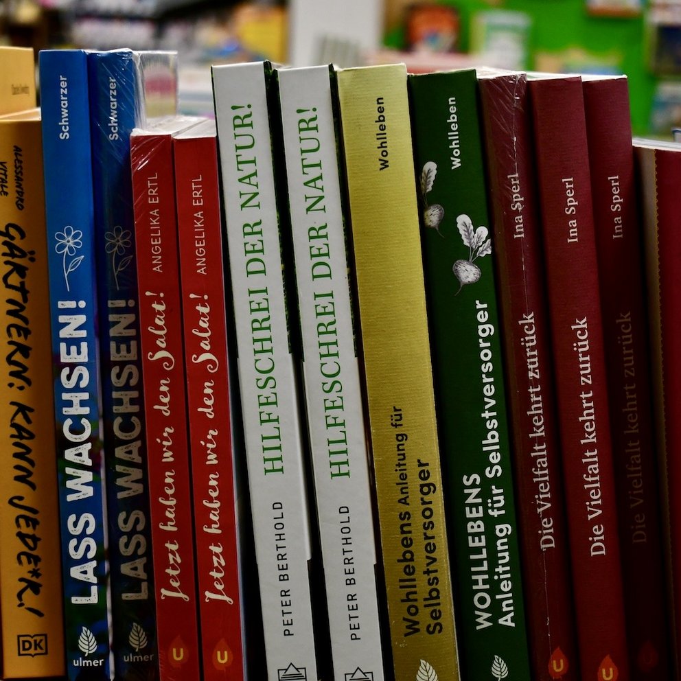 Überblick über die Buchrücken zu verschiedenen Garten-Büchern