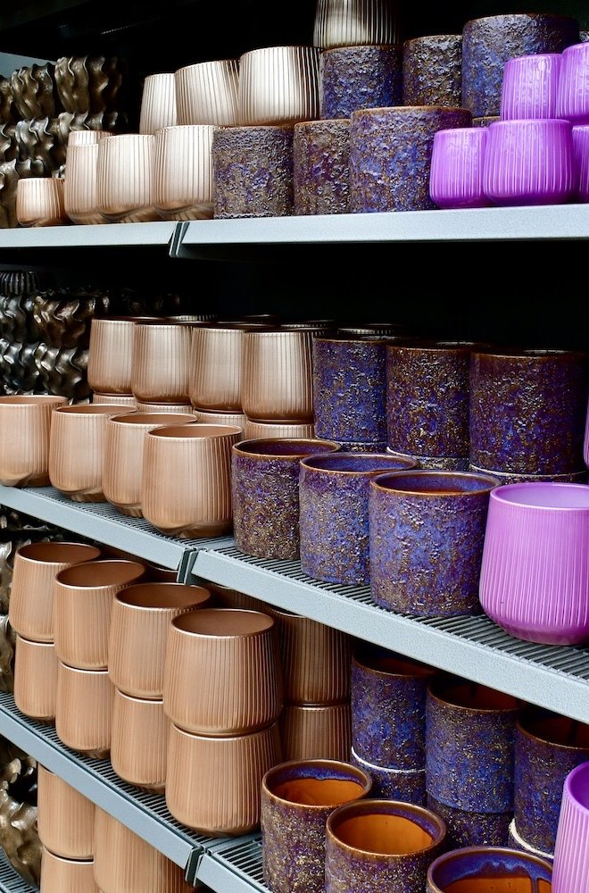 Übertöpfe in lila und Naturtönen