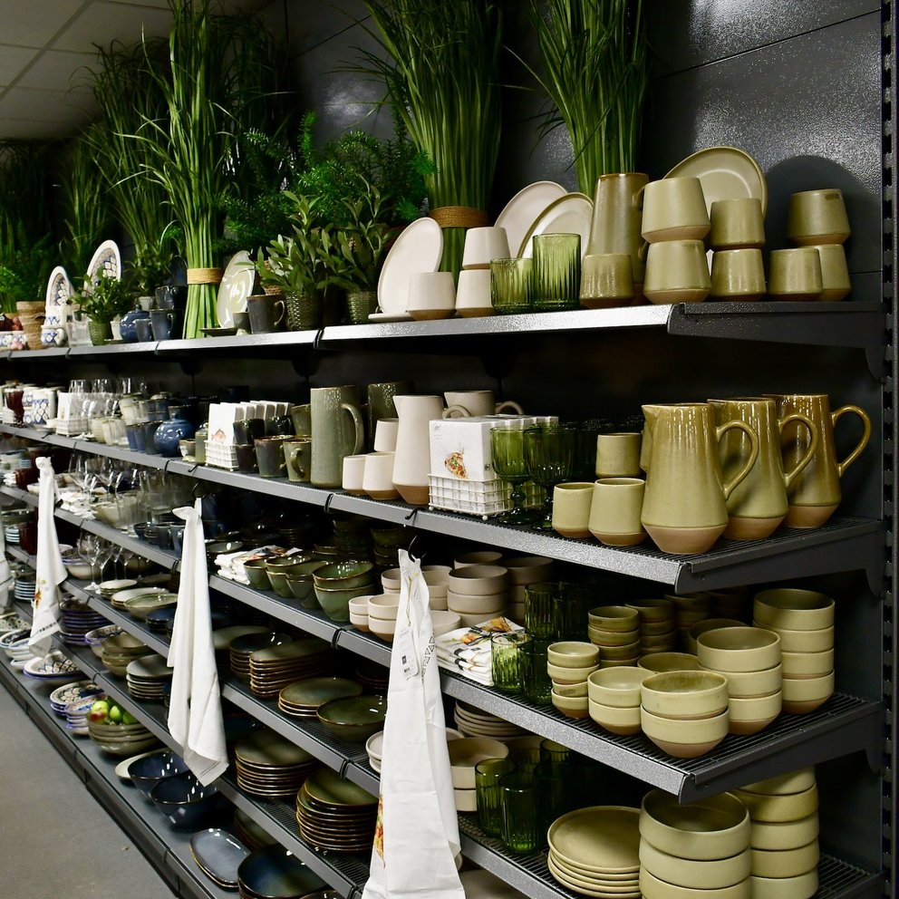 Überblick über die Geschirrauswahl im Dinger’s Gartencenter