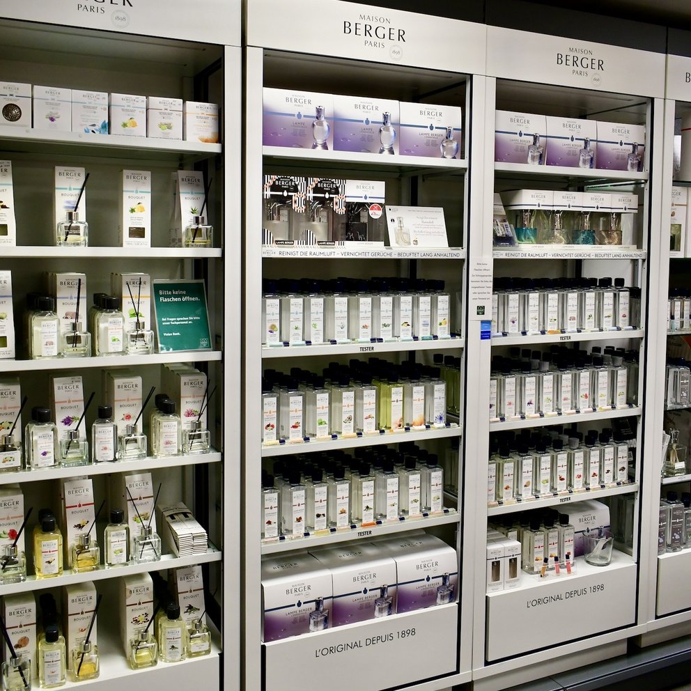 Regal mit Düften der Marke Maison Berger