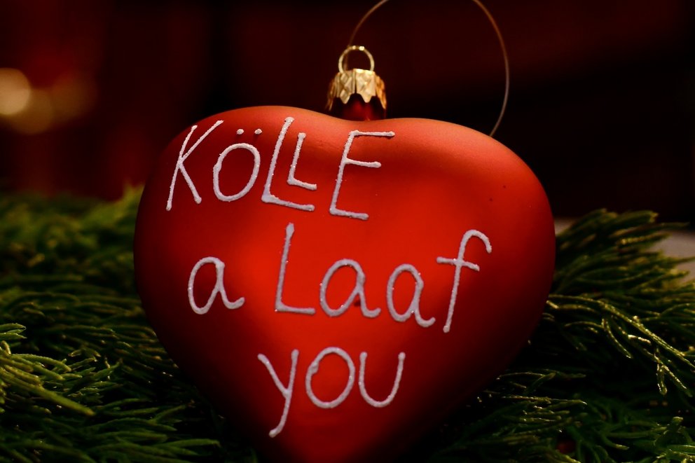 rote Köln Kugel in Herzform mit Text Kölle alaaf you