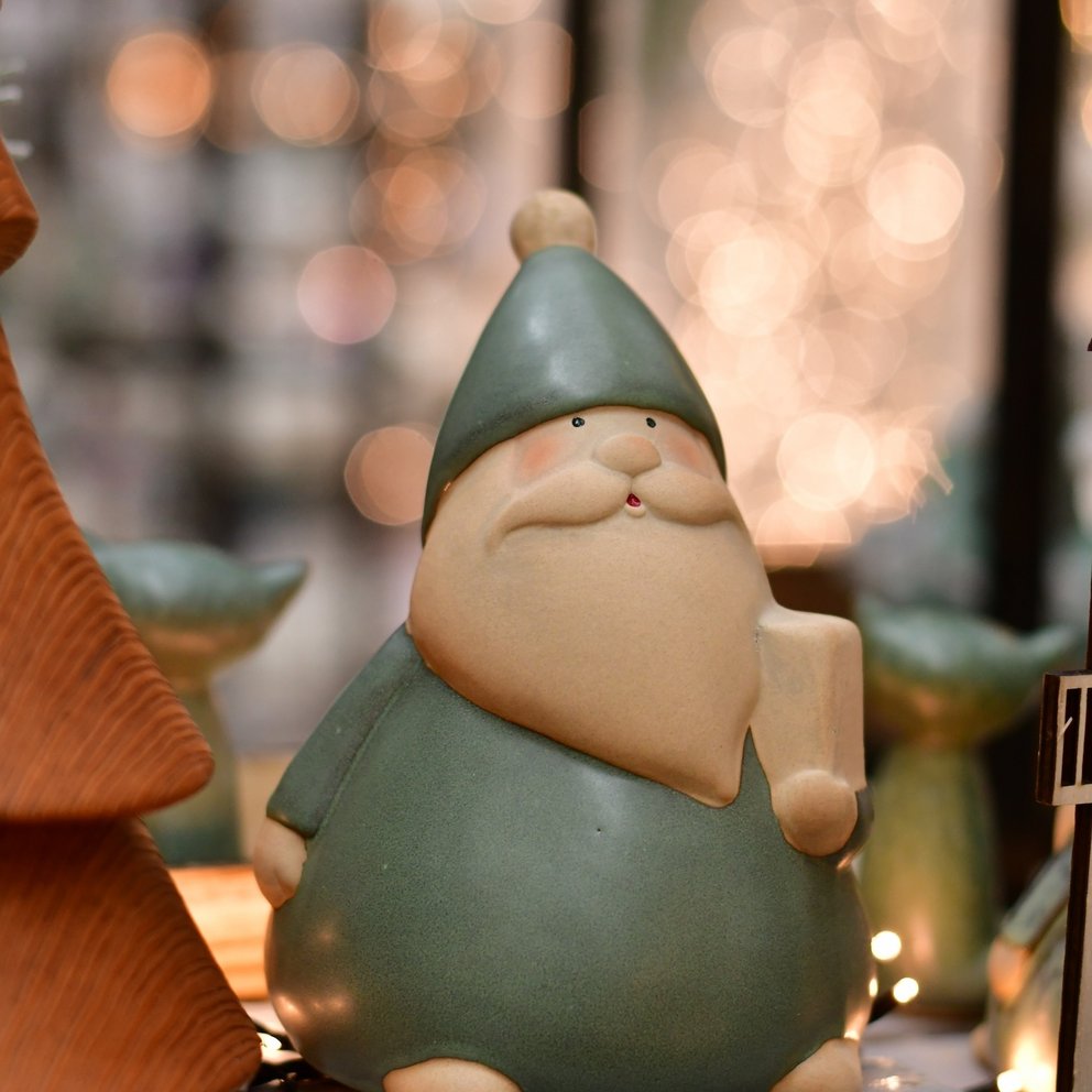 Dicker grüner Weihnachtsmann als Deko Figur