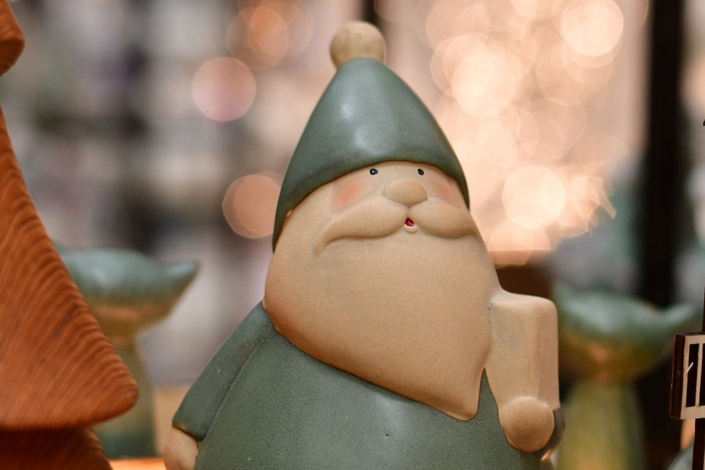Dicker grüner Weihnachtsmann als Deko Figur
