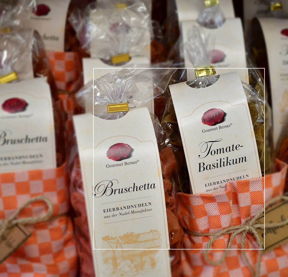 Geschenktüten aus der Feinkostabteilung mit Nudeln