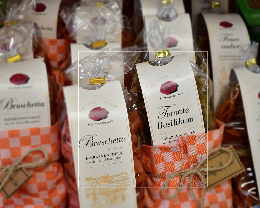 Geschenktüten aus der Feinkostabteilung mit Nudeln