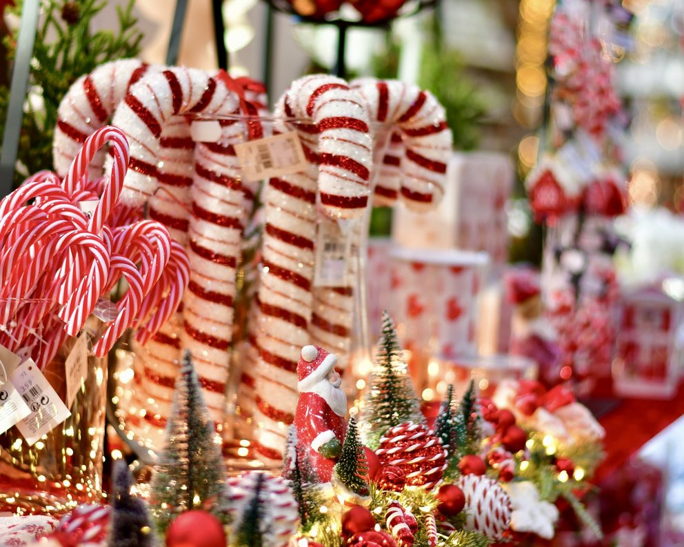 Zuckerstangen Zuckerstangen hängend im Weihnachtsbazar