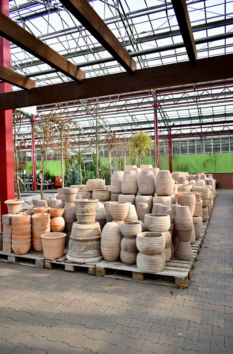 Keramik- und Terakottatöpfe in verschiedenen Formen