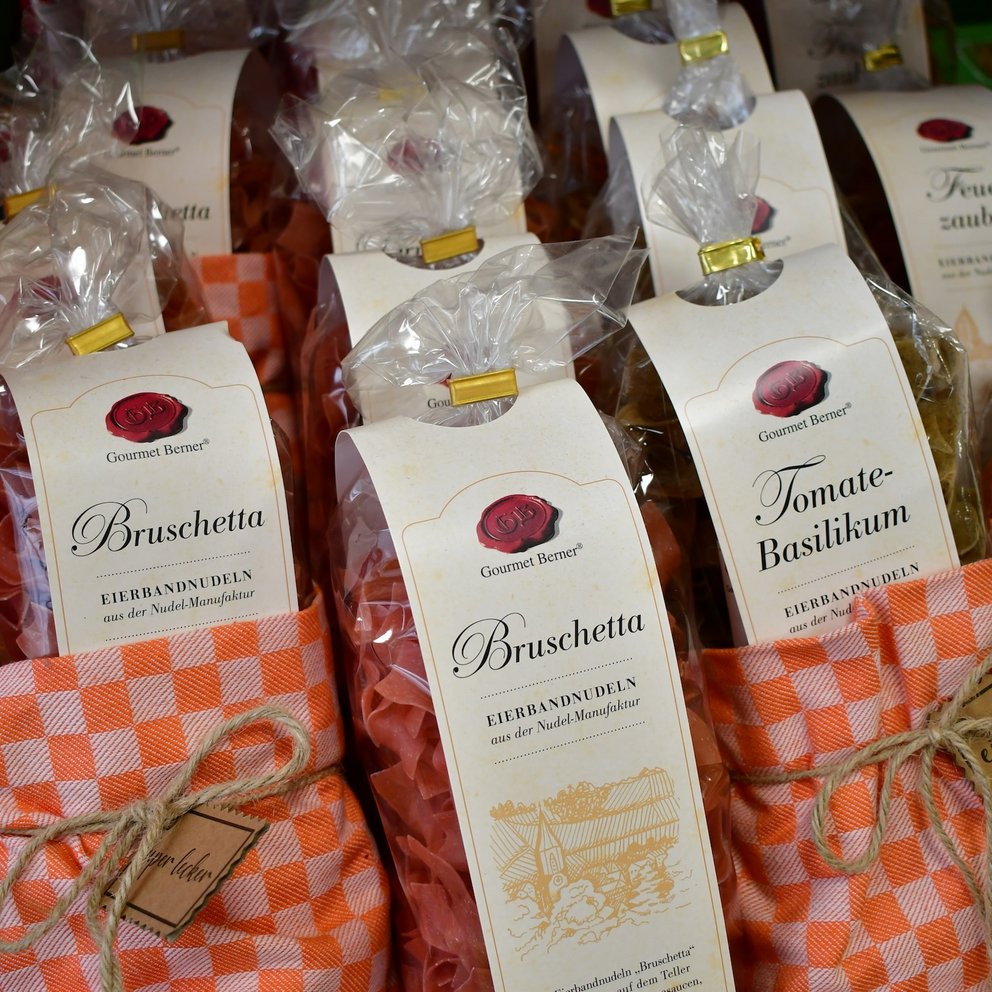 Geschenktüten aus der Feinkostabteilung mit Nudeln