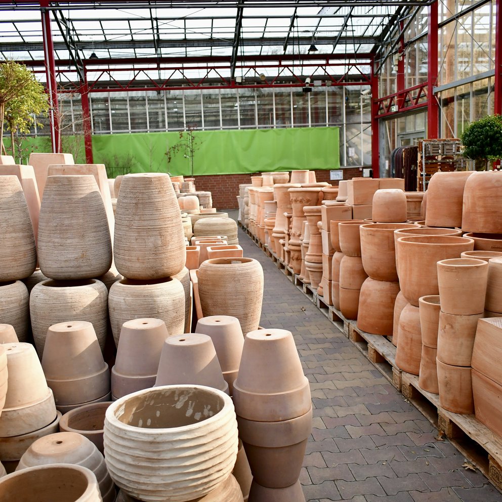 Keramik- und Terakottatöpfe in verschiedenen Formen