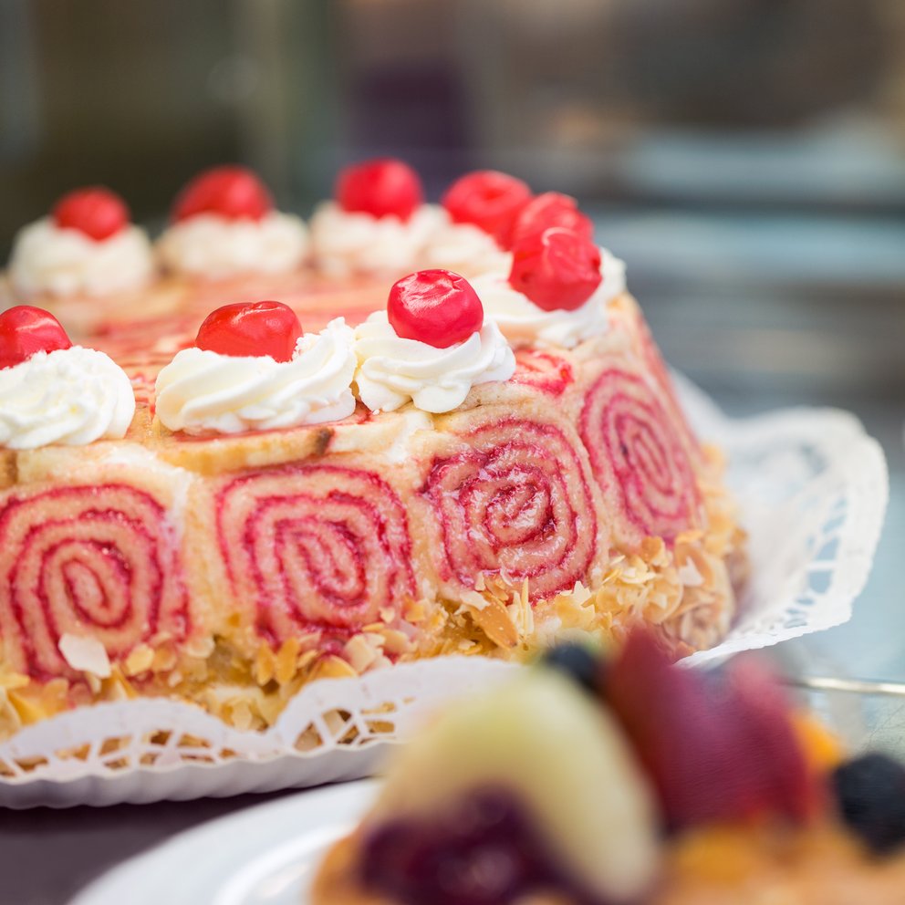 dingers-torte Eine Torte mit Kirschen verziert