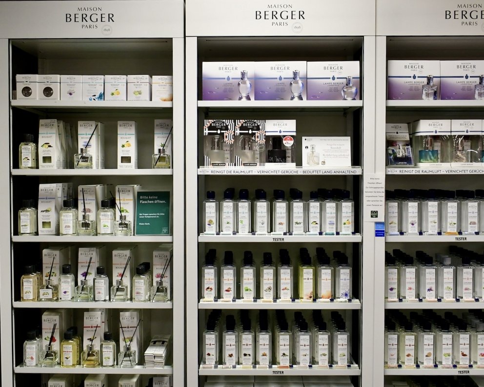 Regal mit Düften der Marke Maison Berger