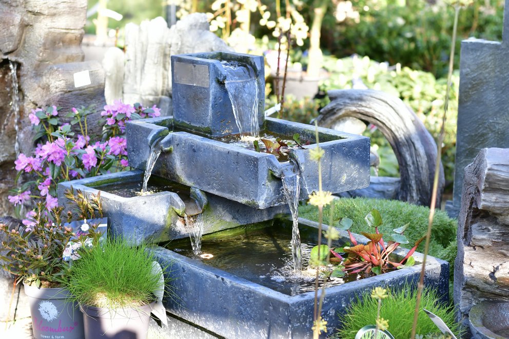 Gartenbrunnen in moderner quadratischer Form mit 4 Ebenen die übereinander stehen