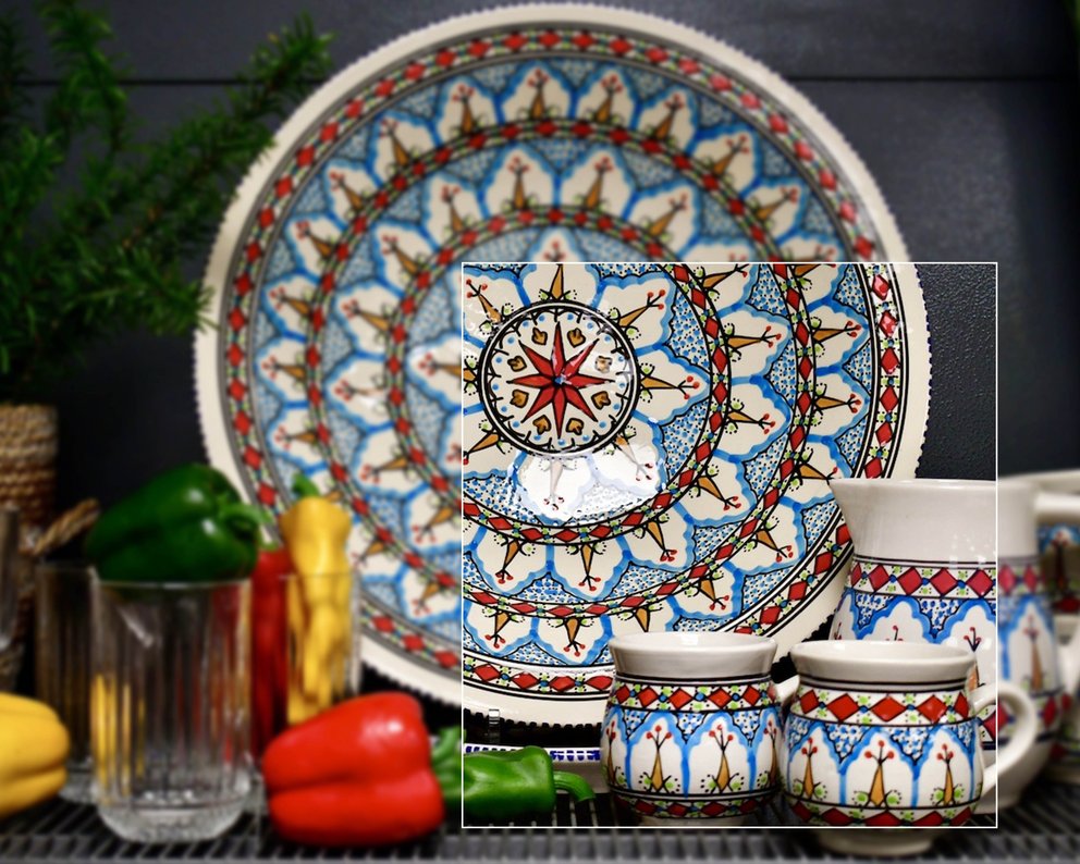 buntes Geschirr mit großer Schüssel, Karaffe und Kännchen