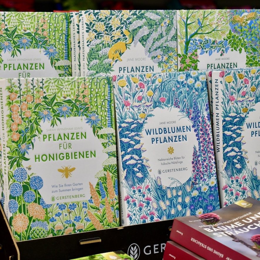 verschiedene Bücher in grün und blau sind hintereinander aufgereiht