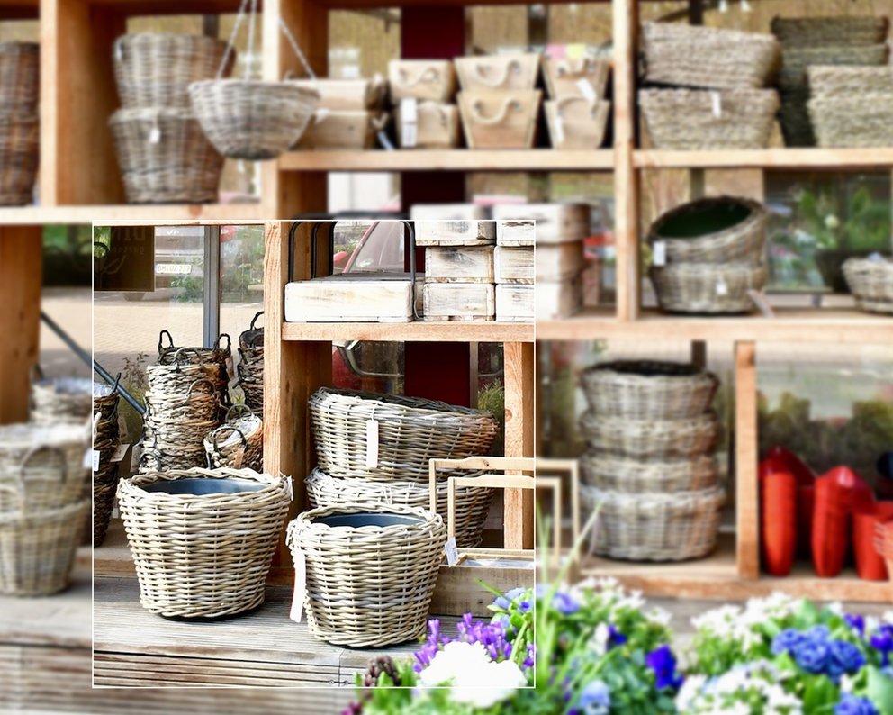 Pflanzkörbe im Regal
