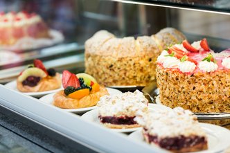 Eine Auswahl an Kuchen in einer Auslage