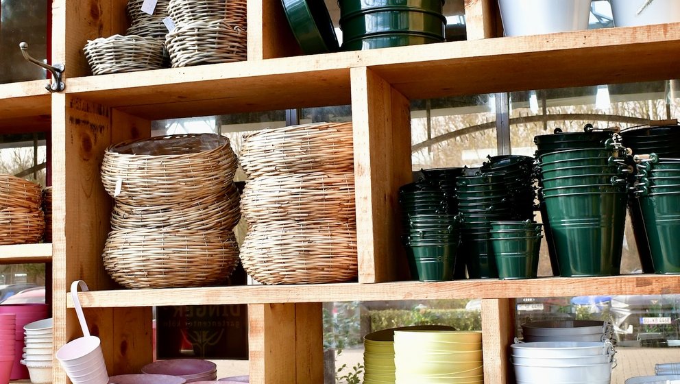 Pflanzkörbe im Regal