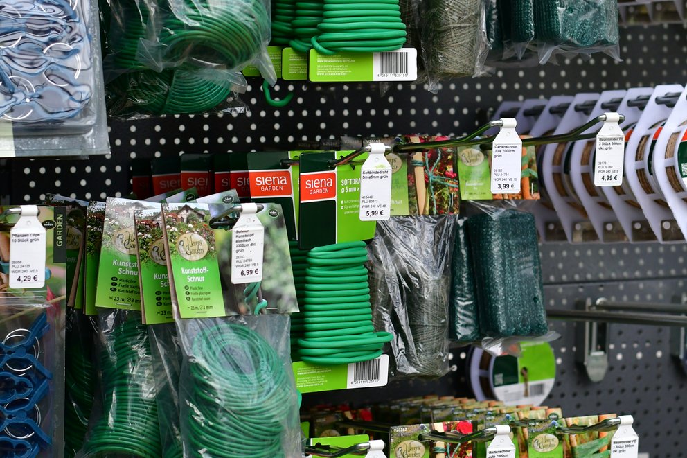 Bindematerial für den Garten an einer Verkaufawand.