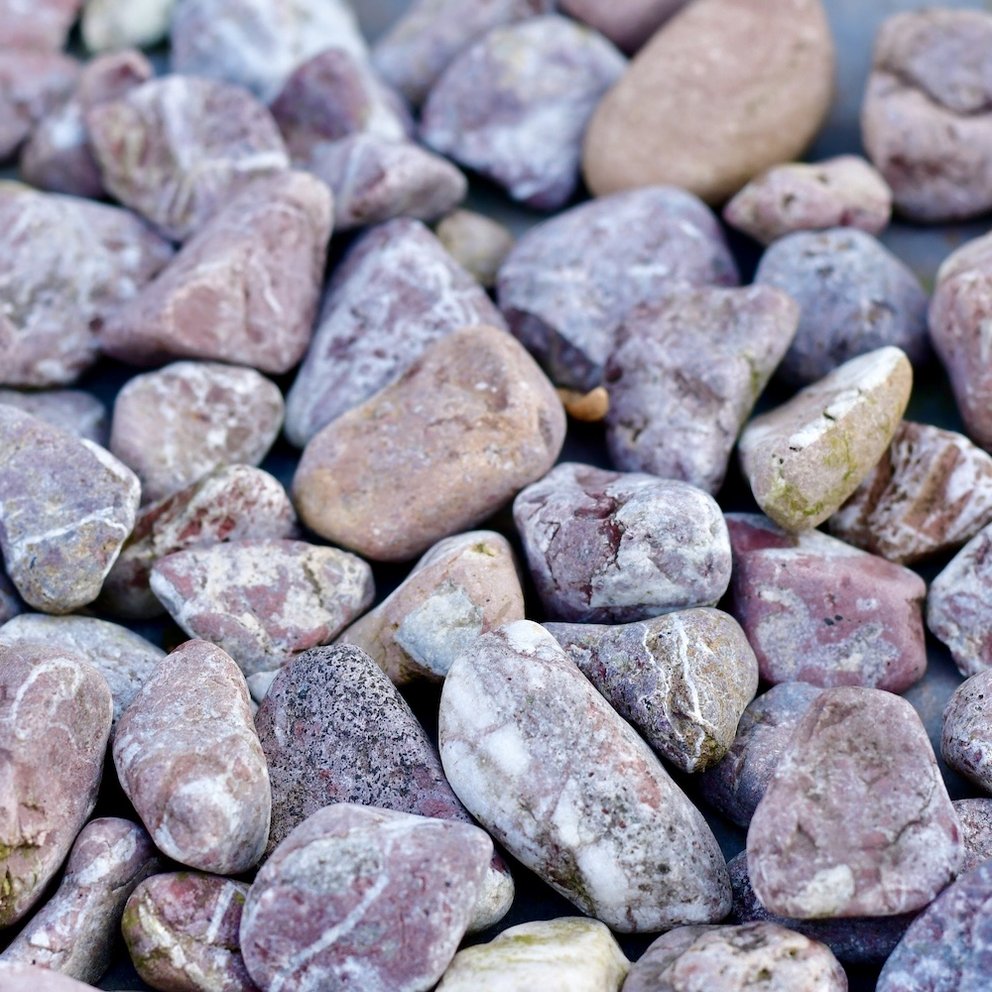 Ziersteine für den Außenbereich in rötlicher Farbe