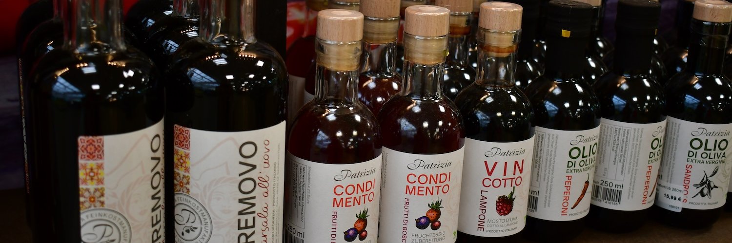 Verschiedene Flaschen Essig