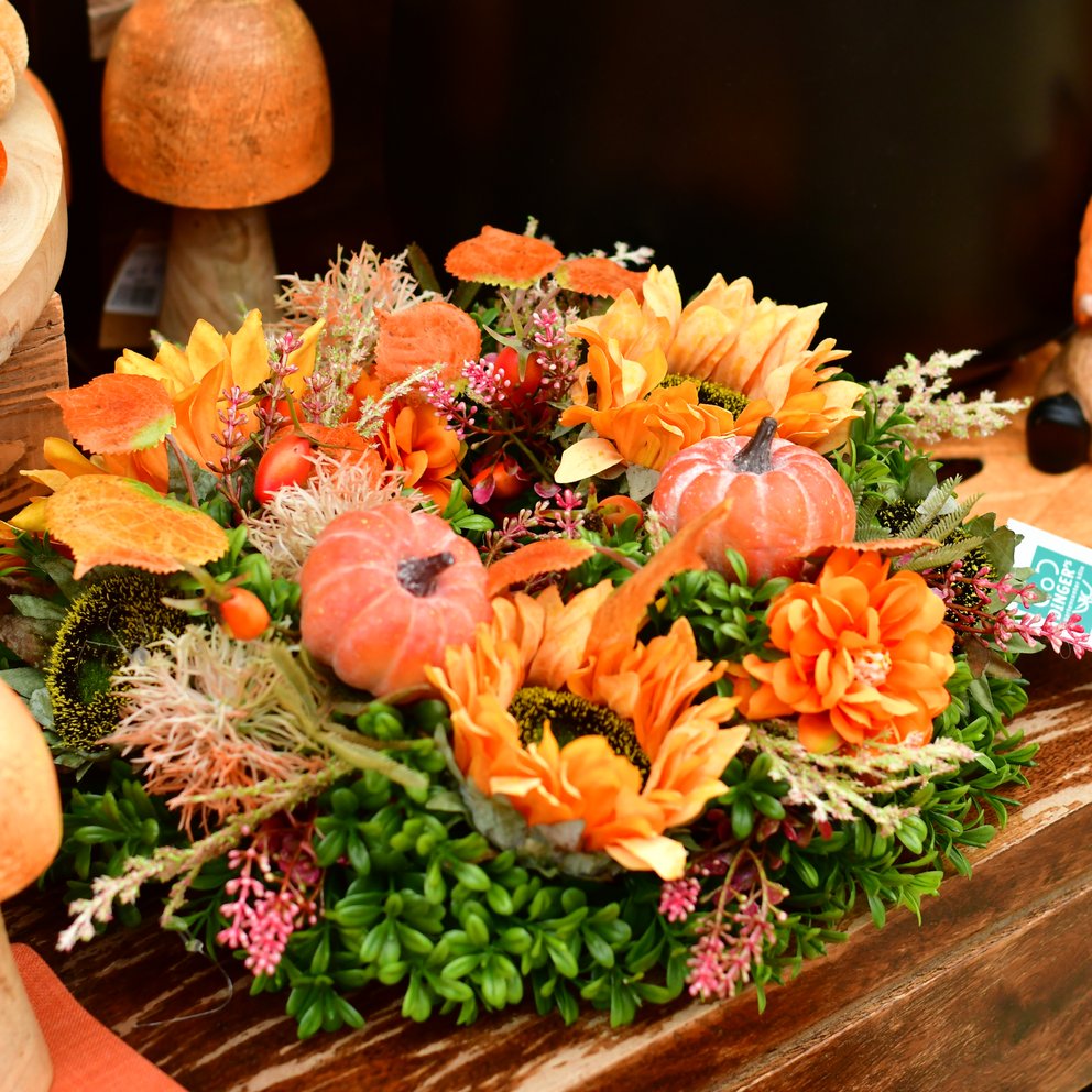 Herbstliches Blumenarrangement aus Seidenblumen in Orange