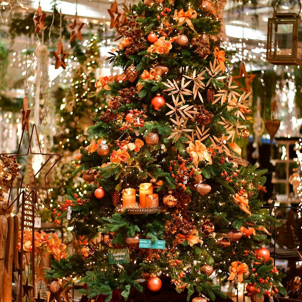 Geschmückter Themenbaum aus dem Weihnachtsbazar in orange-braun