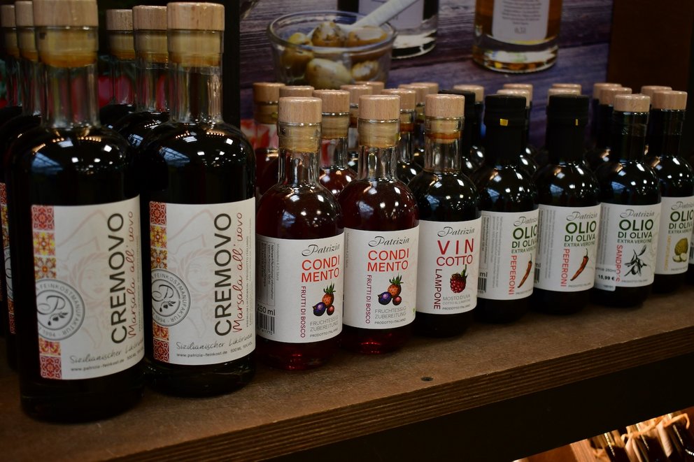 Verschiedene Sorten Essig aus der Feinkostabteilung