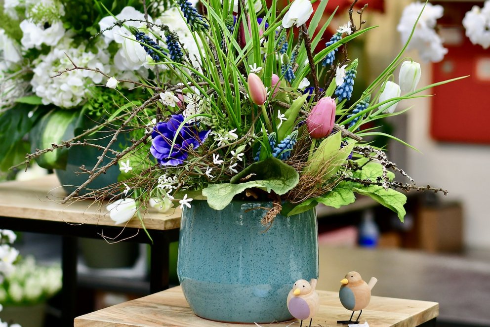Blumenarrangement aus Seidenblumen in bunten Frühlingsfarben