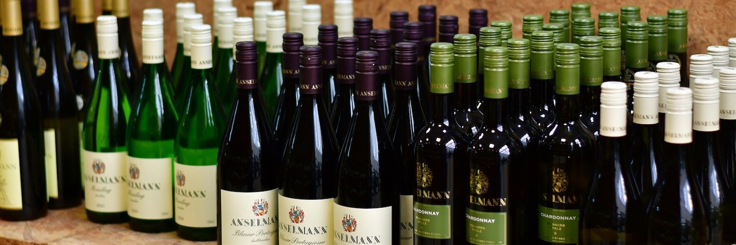 Übersicht über das Weinregal mit verschiedenen Weinflaschen von Anselmann