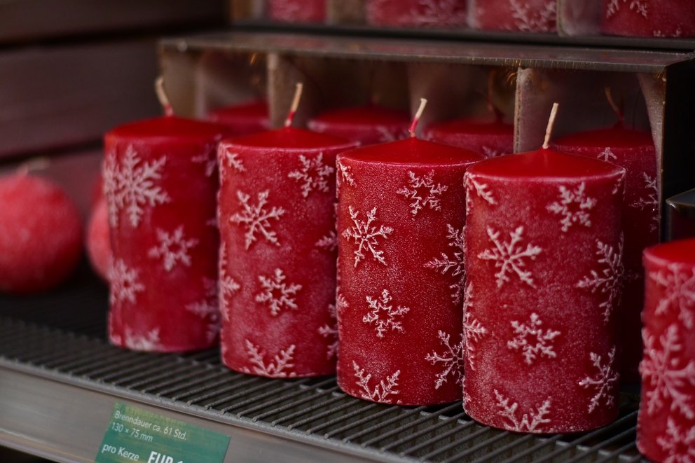 Rote Kerzen mit weißen Schneeflocken