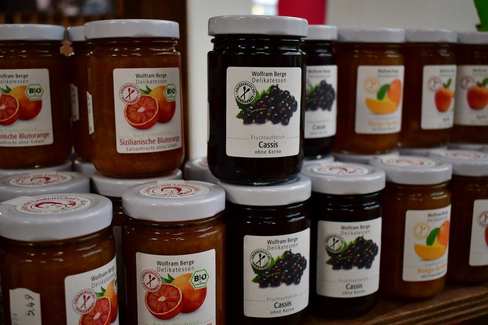 verschiedene Fruchtaufstriche in Gläsern