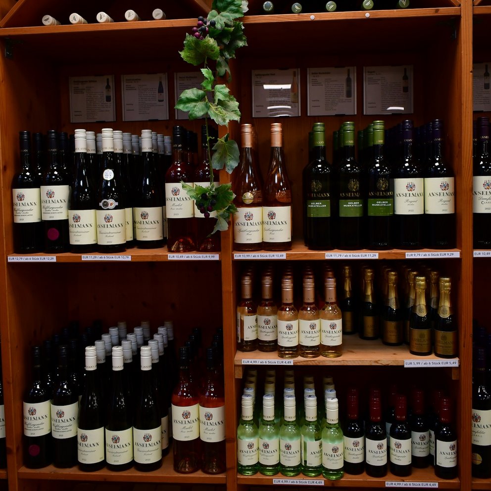 Weinregal mit verschiedenen Weinsorten von Anselmann
