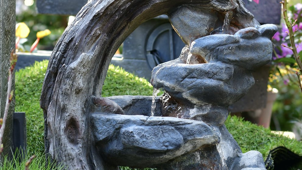 Gartenbrunnen in Form eines Halbkreises mit 3 Ebenen über die das Wasser läuft 