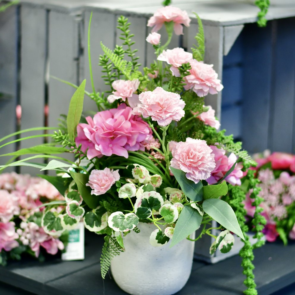 Blumenarrangement aus Seidenblumen in Rosa