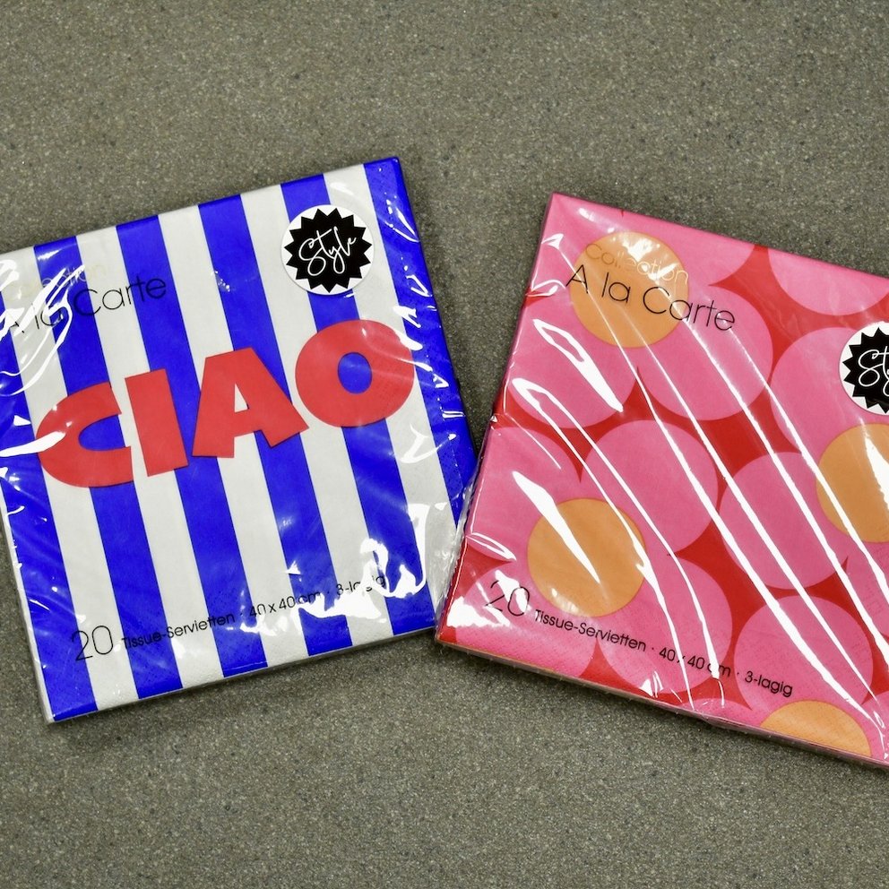 Bunte Servietten in knalligen Farben und Mustern