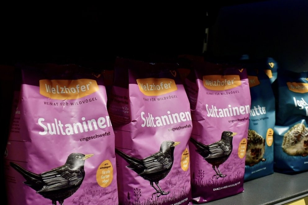 Vogelfutter von Welzhofer, Sultaninen in pinker Tüte