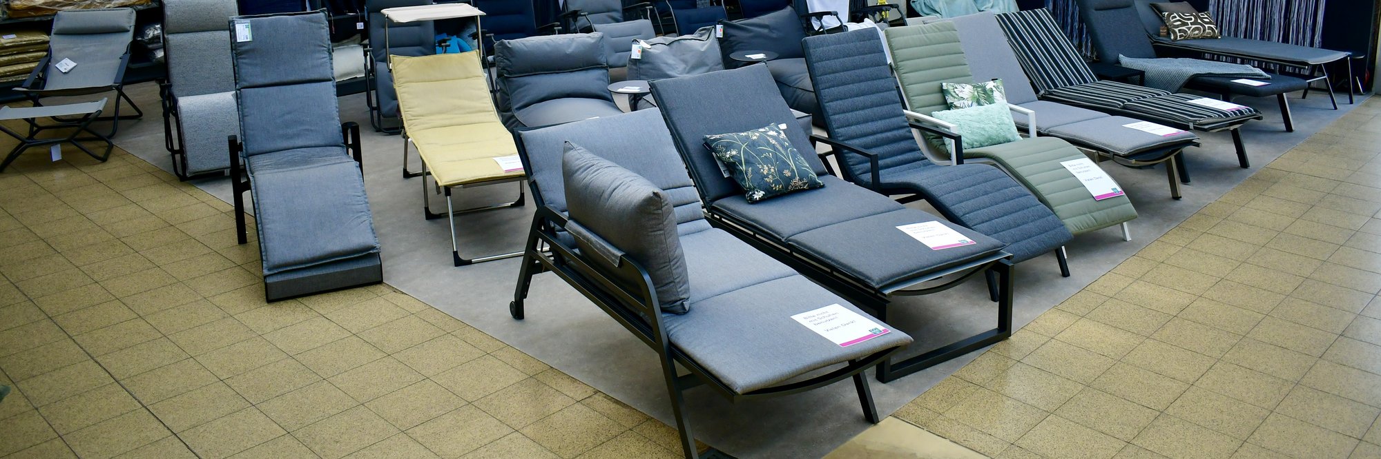 Zahlreiche Gartenliegen in der Gartenmöbel-Ausstellung von Dinger’s Gartencenter Köln.